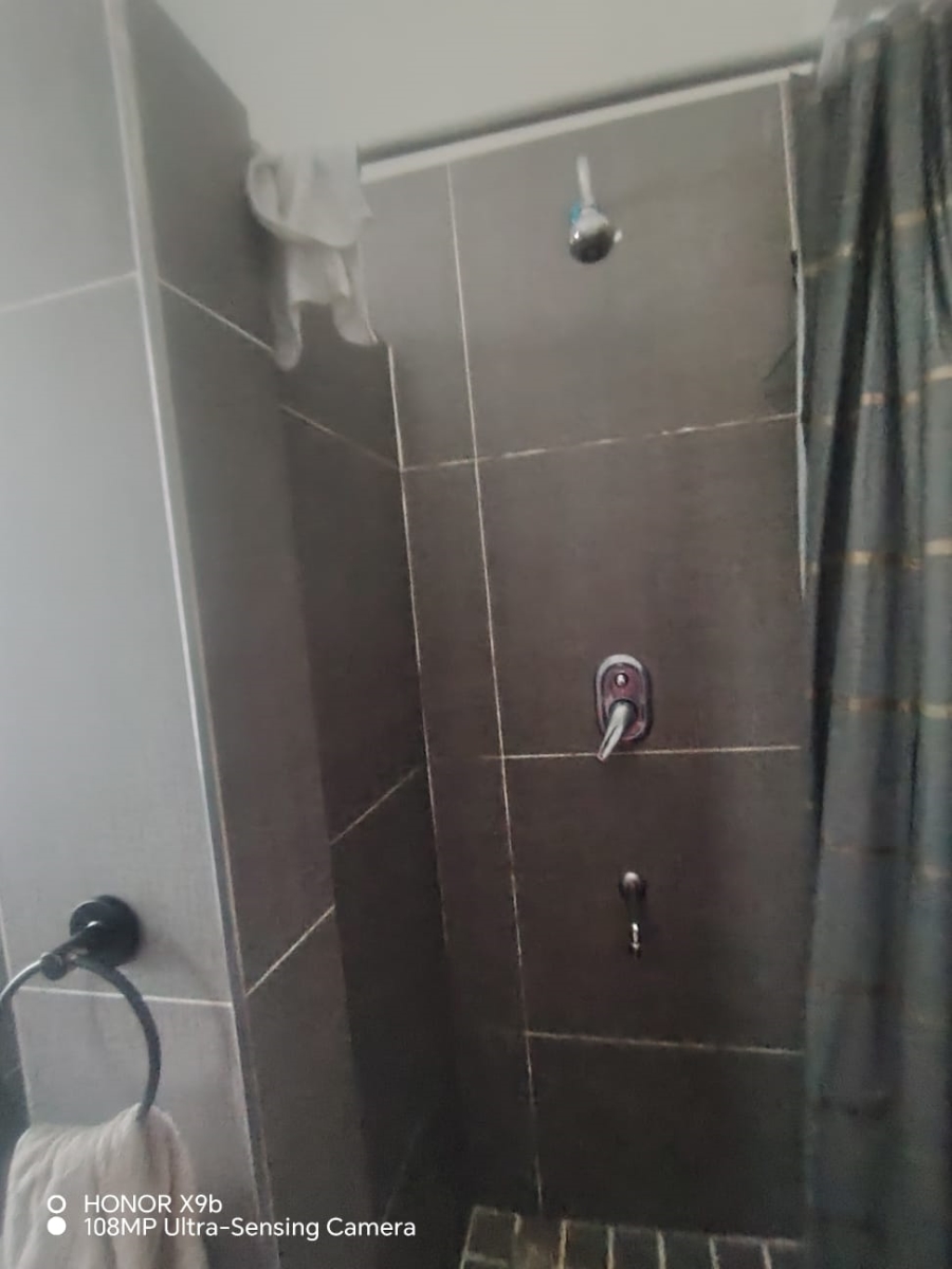 5 Bedroom Property for Sale in Wynberg Upper Western Cape